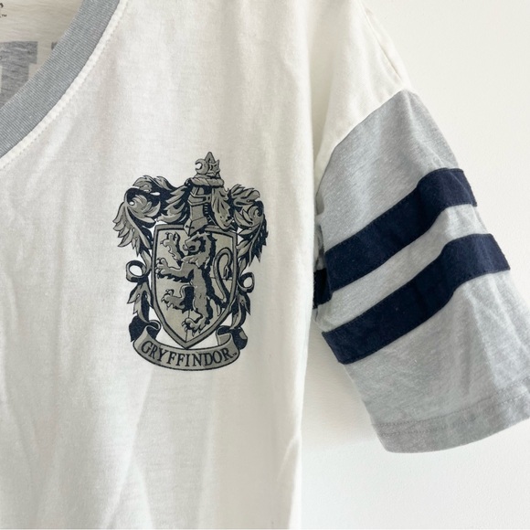Harry Potter Seeker for Gryffindor Tee Shirt w Striped Sleeves Women’s V Neck S - Picture 5 of 6